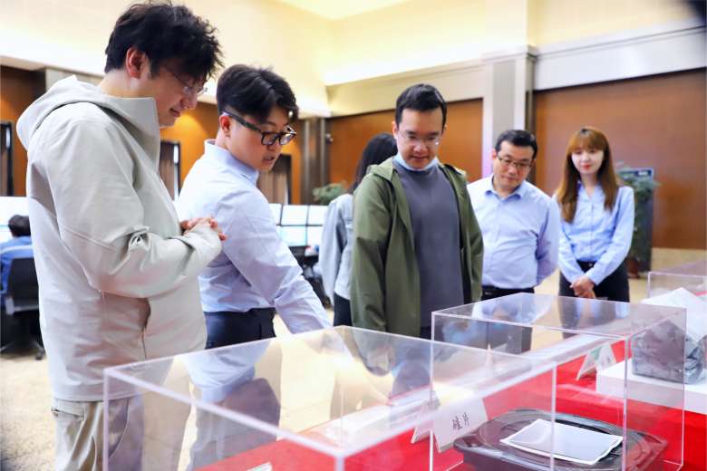 周大福企业有限公司副行政总裁郑志亮一行 到188金宝搏国际
调研交流  